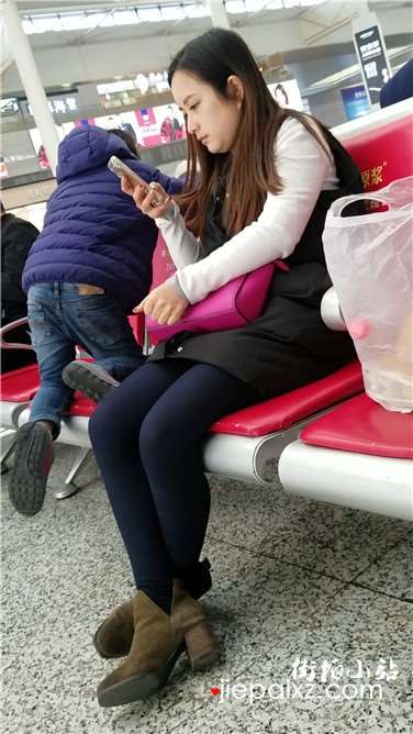 4k超清，候车室玩手机的裤袜少妇
