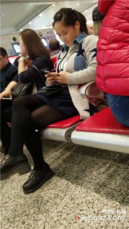 4k视频，候车室拍摄黑丝袜美腿美眉