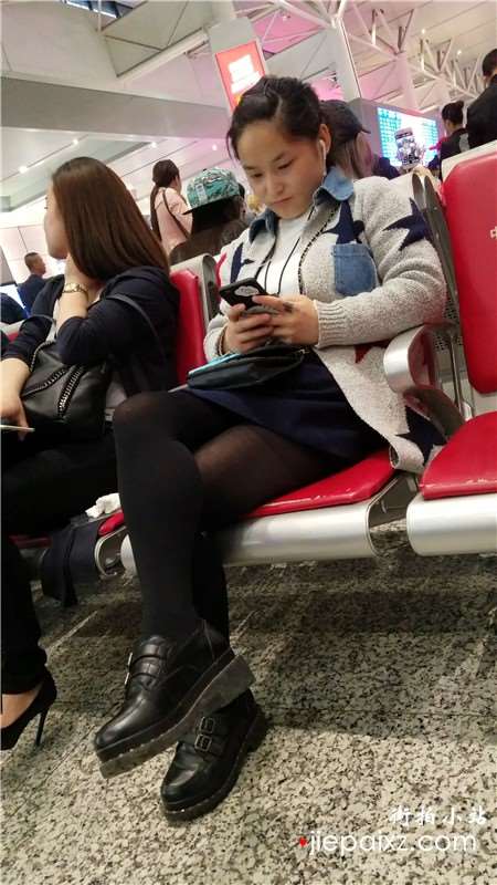 4k视频，候车室拍摄黑丝袜美腿美眉
