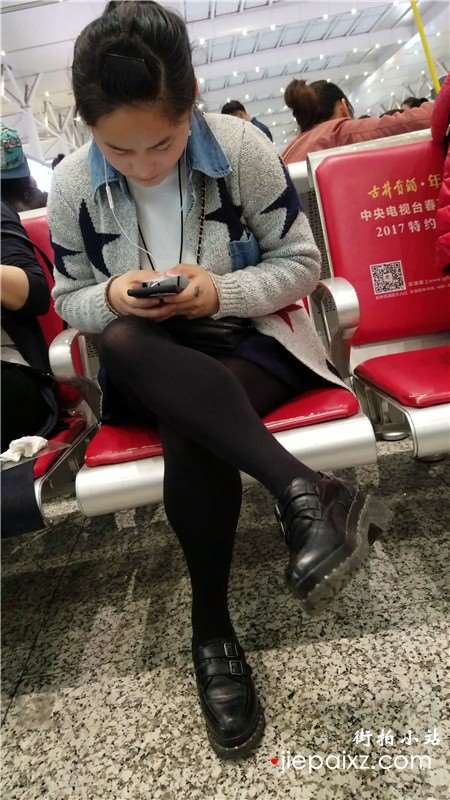 4k视频，候车室拍摄黑丝袜美腿美眉