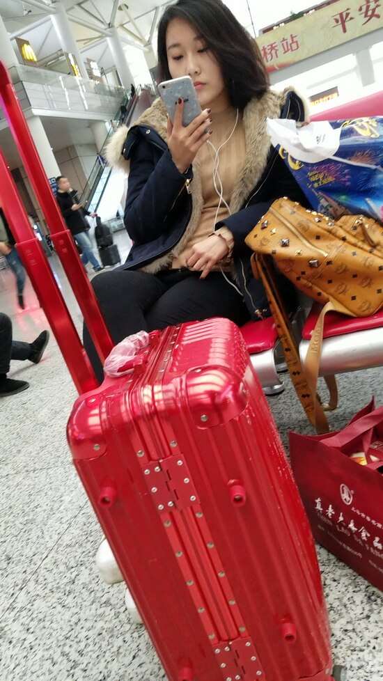4k视频，高铁站候车室偶遇超清纯美颜气质小美女