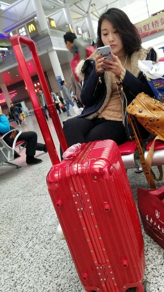 4k视频，高铁站候车室偶遇超清纯美颜气质小美女