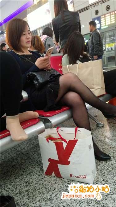4k视频，极品黑丝美腿熟女，一点不输给小年轻