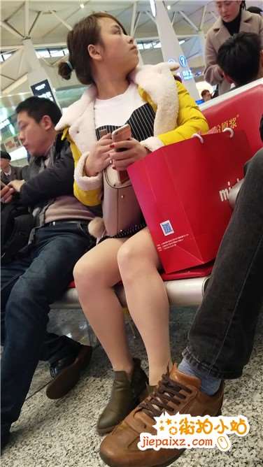 4k超清，高铁站候车室拍摄美腿气质美眉