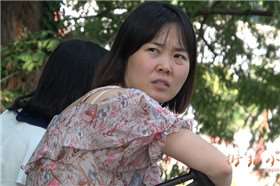 4k-公园长椅休息的裸足美少妇