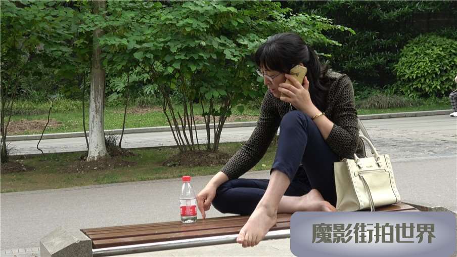 4k-公园长椅上打电话的干净美足熟女