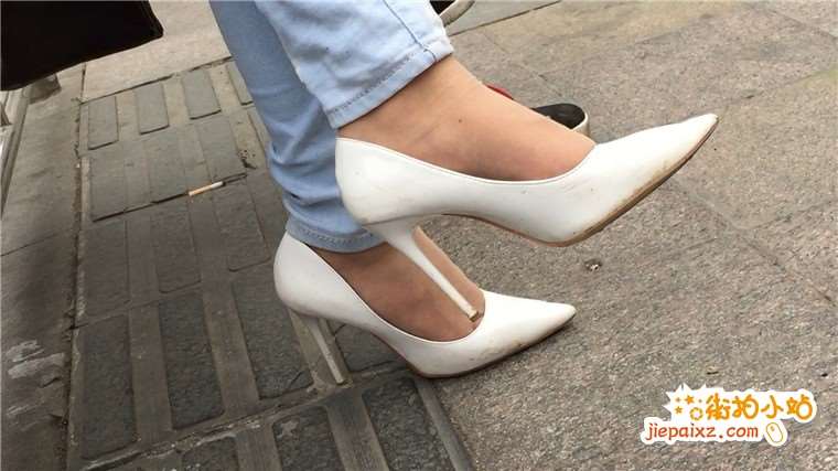 特写极品紧身牛仔裤美女的尖嘴高跟鞋美足