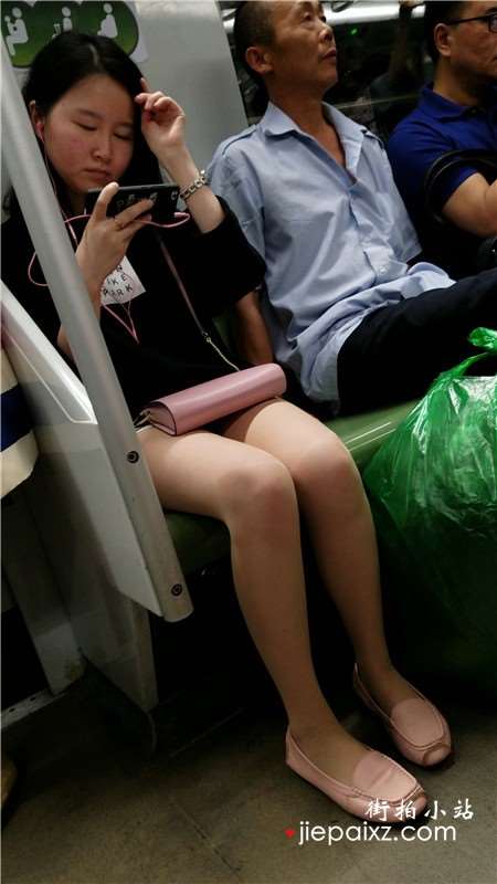 4K - 靠近点、再靠近点拍摄小美女的诱人丝袜