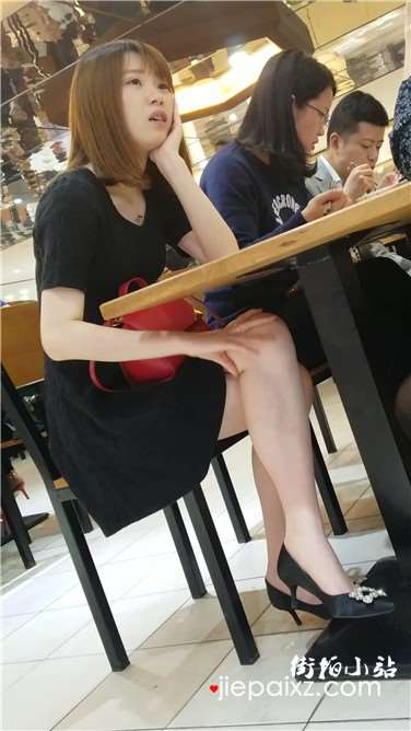 4k超清，餐厅偶遇小清新美腿清纯美眉跟闺蜜倾诉心情