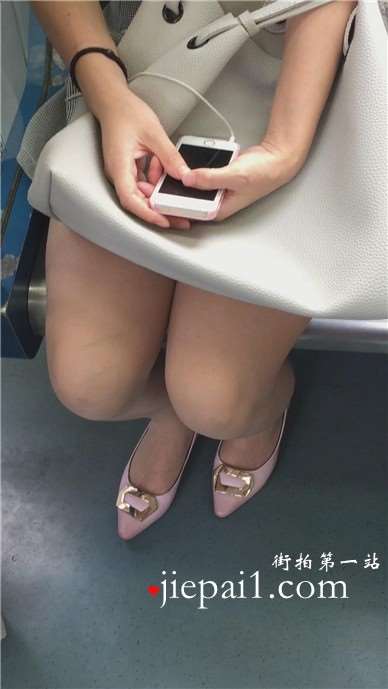 地铁上遇见带着耳机听歌，一筹莫展的美腿少女。
