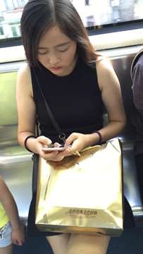 地铁上偶遇文静甜美的尖嘴高跟鞋美腿女神姐姐