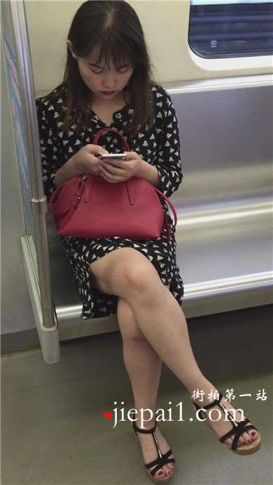 地铁车厢内遇见斑点连衣裙美腿美女，鲜艳的红唇。