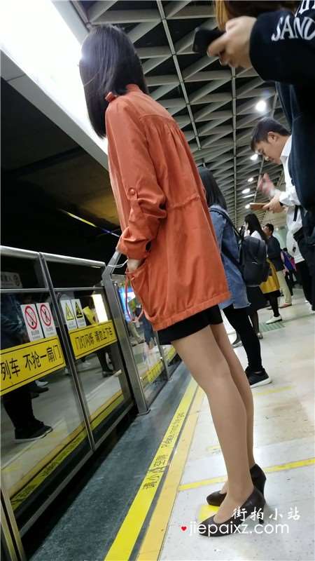 4K-等地铁的橙色外套短裙街拍肉丝美腿女孩