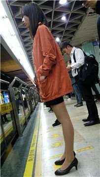 4K-等地铁的橙色外套短裙街拍肉丝美腿女孩