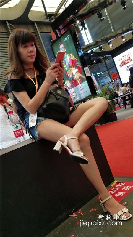 4k-翘着二郎腿的牛仔短裤性感美腿凉高跟街拍美女