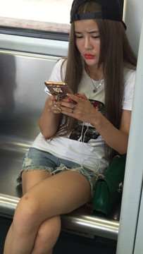 地铁拍摄漂亮美腿MM，鞋子挺个性。