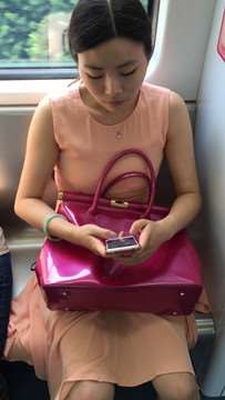 地铁车厢偶遇粉色连衣裙美腿高跟鞋美少妇。