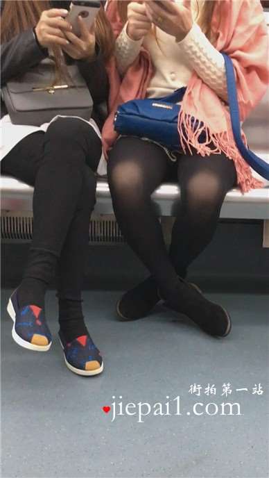 黑丝美腿姐妹花。