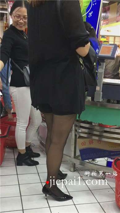 超市内遇见一黑丝高跟美腿少妇。