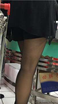 超市内遇见一黑丝高跟美腿少妇。