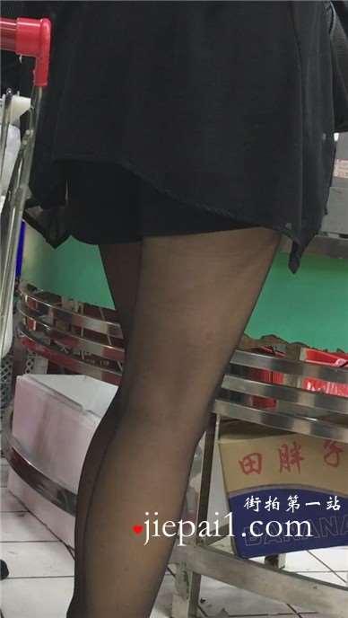超市内遇见一黑丝高跟美腿少妇。