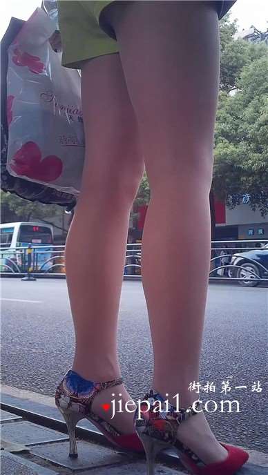 公交站偶遇极品高跟鞋丝袜美足美女