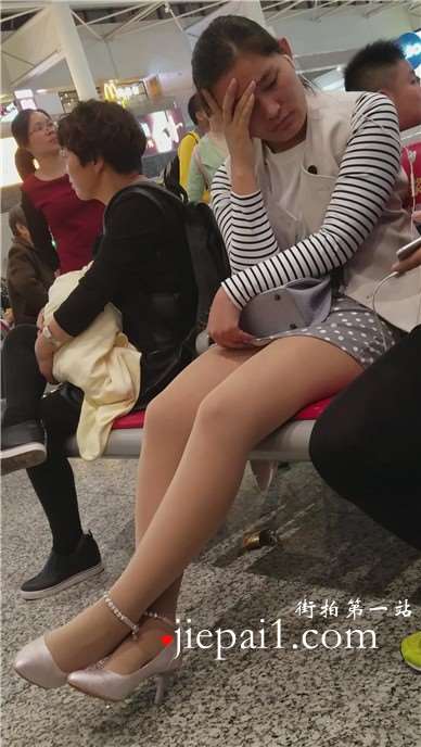 4k-性感肉色丝袜美腿少妇，一筹莫展的在等车。