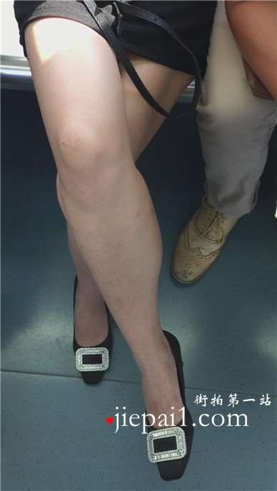 地铁上偶遇带着墨镜的美腿性感女孩。