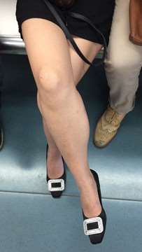 地铁上偶遇带着墨镜的美腿性感女孩。