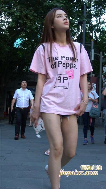 4K超短热裤长款T恤街拍美腿高颜值姐妹 [703 MB]