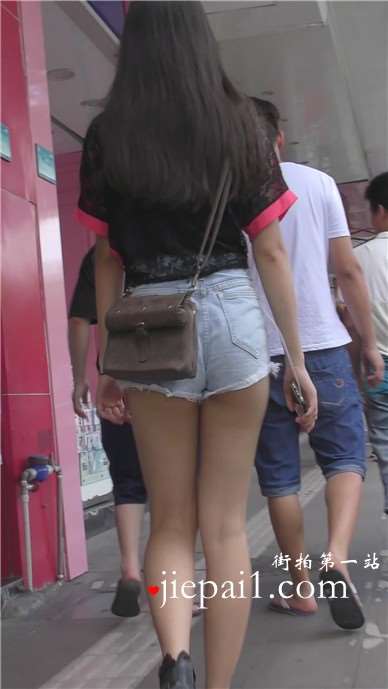 街拍美臀牛仔热裤妹子，走路急匆匆 [1.15 GB]