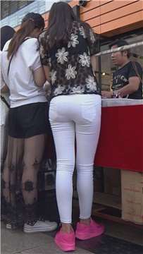 街拍极品紧身白裤女孩逛街，紧致得令人激动 [1.14 GB]