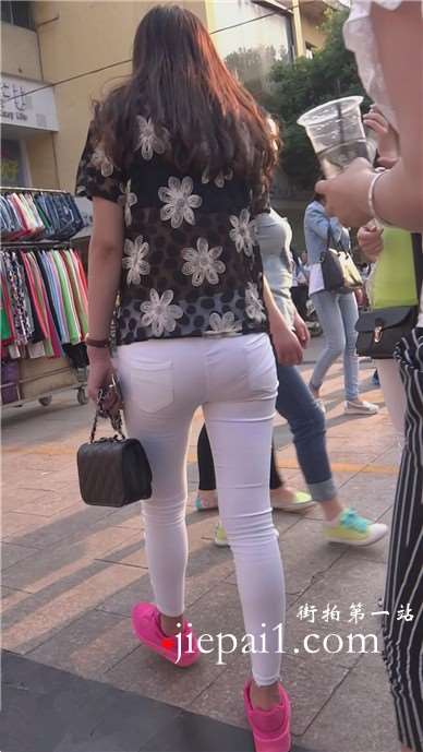 街拍极品紧身白裤女孩逛街，紧致得令人激动 [1.14 GB]