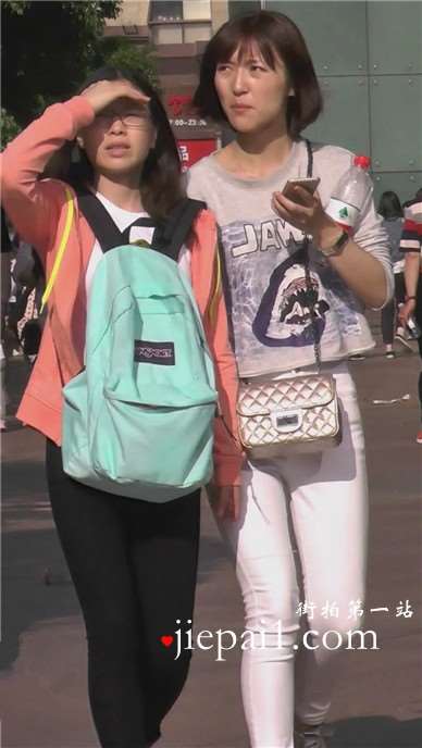 街拍短发清纯紧身白裤小美女 [381 MB]