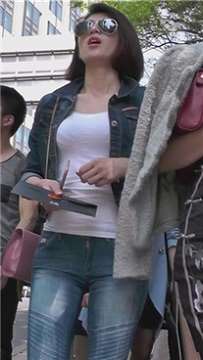 街拍颜值超高的短发墨镜紧身蓝牛美女姐姐 [500 MB]