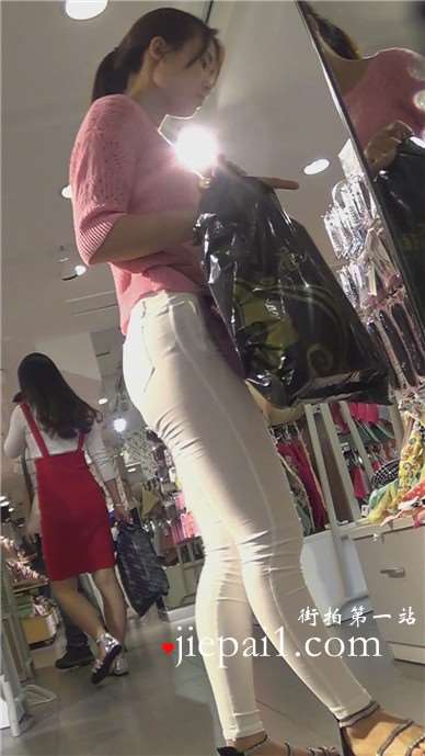 街拍紧身白裤苗条身材粉色毛衣清纯靓丽美眉 [1.43 GB]