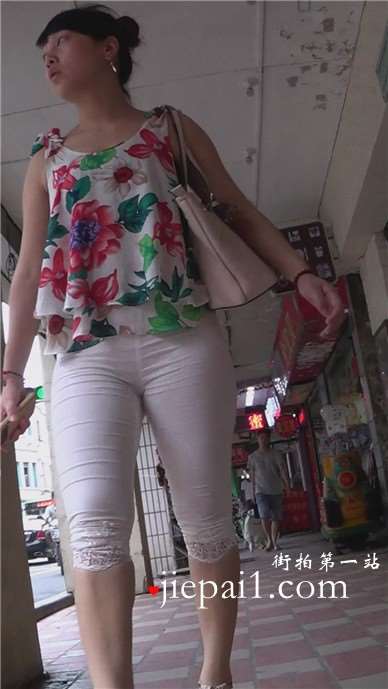 街拍肉臀白色紧身裤美少妇，花高跟更显韵味 [1.05 GB]