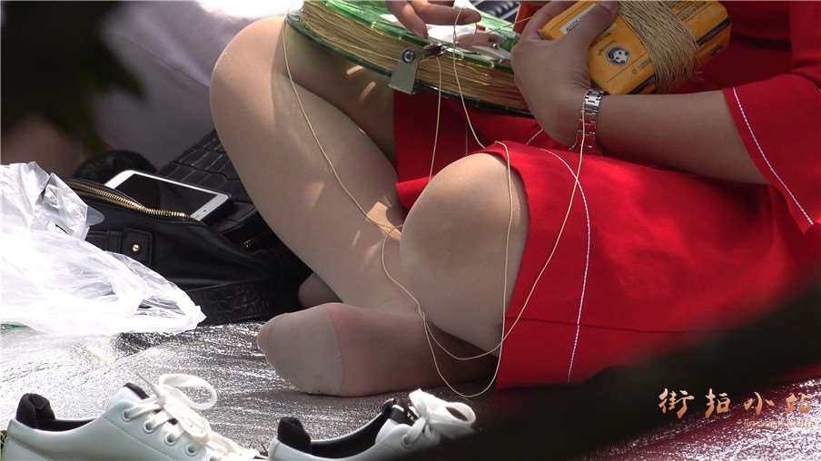 4k-极品诱人的丝袜美足红色连衣裙美女