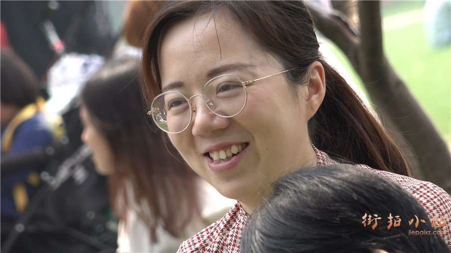 4k-眼镜包臀裙少妇的极品诱惑丝袜美足