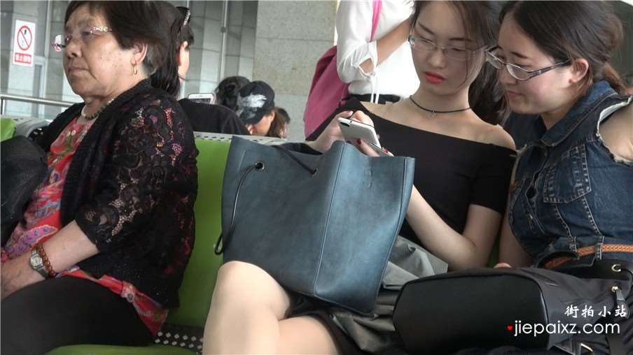 4k-候车室拍摄白净眼镜妹街拍肉丝凉高跟