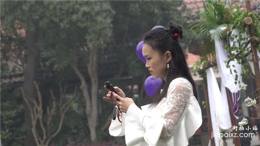 4k-白色连衣裙高跟鞋活动主持街拍美女