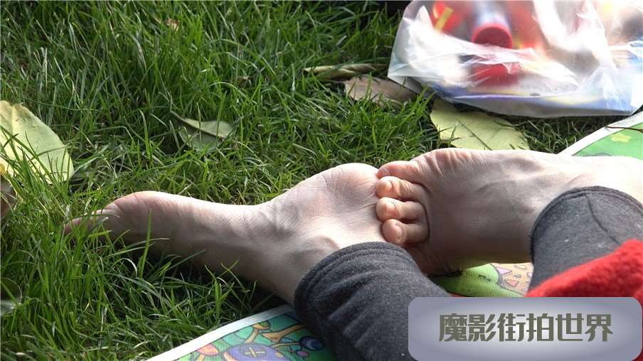 4k-干净裸足公园草地上熟睡的母女