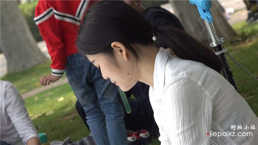 4k-白色衬衫紧身蓝牛裸足街拍漂亮美女