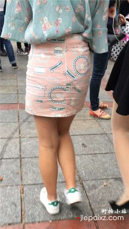 街拍短裙丝袜美腿俩姊妹花