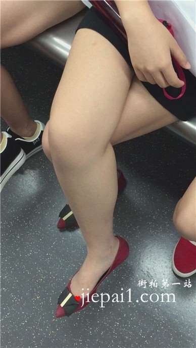 地铁拍摄美腿性感雪白腿腿的女神姐姐