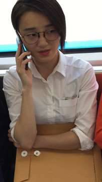 地铁拍摄白衬衫黑丝OL性感漂亮美女