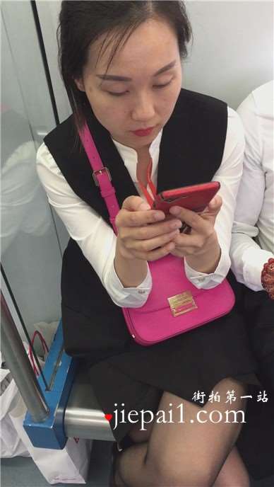 地铁拍摄黑丝美腿OL制服MM，腿腿盘得紧。