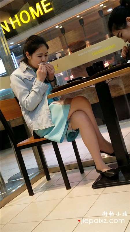4k视频，餐厅跟闺蜜吃甜点的美腿气质女孩