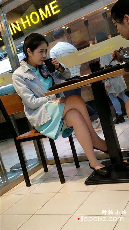 4k视频，餐厅跟闺蜜吃甜点的美腿气质女孩