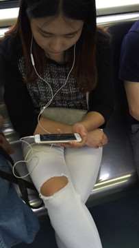 地铁街拍破洞紧身白牛小妹